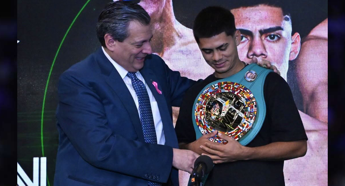 Sergio Mendoza con su título del CMB