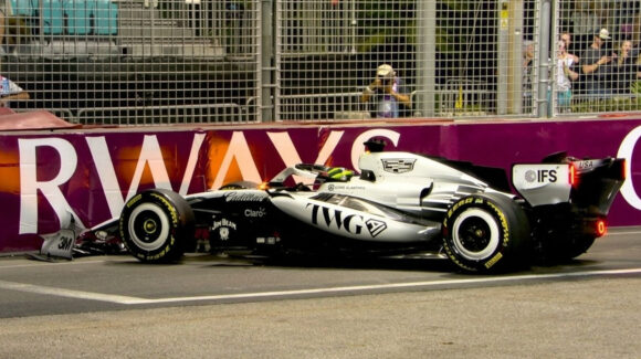‘Checo’ Pérez sufre accidente en la clasificación Sprint de Singapur; su Cadillac es reparado y saldrá P20