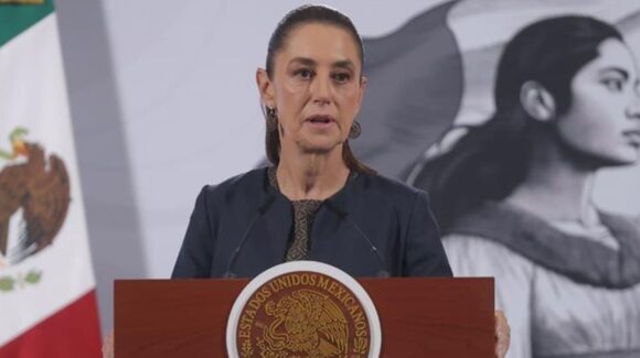 Sheinbaum defiende el sistema de salud y anuncia consultorios con medicamentos gratuitos