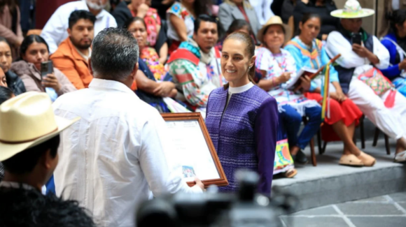 Sheinbaum dialoga con representantes de pueblos indígenas en Palacio Nacional