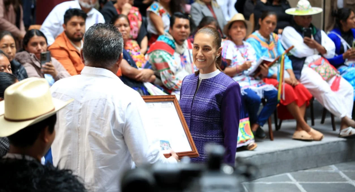 Sheinbaum dialoga con representantes de pueblos indígenas en Palacio Nacional