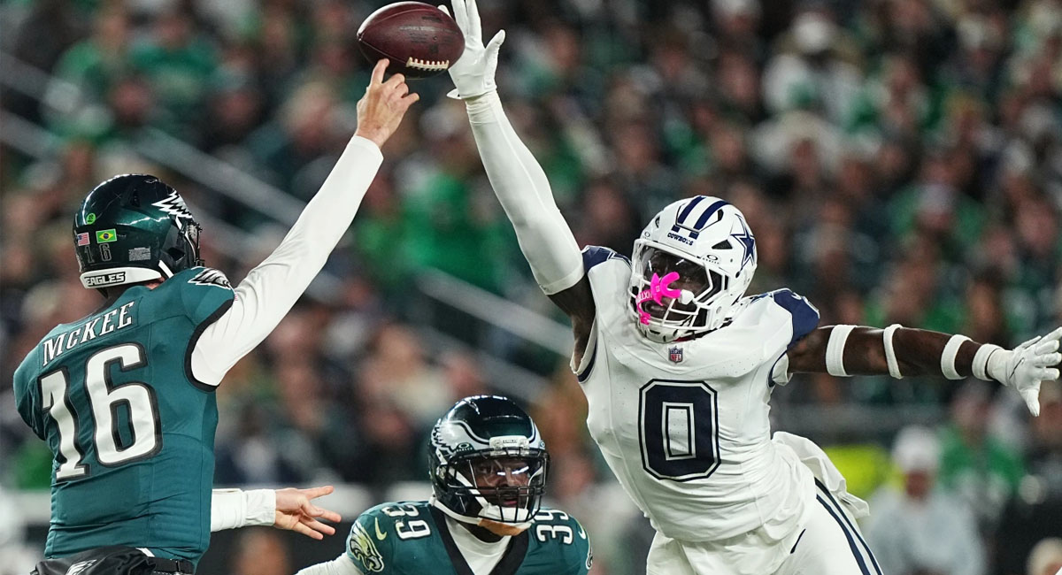 Tanner McKee es presionado por la defensiva de los Cowboys
