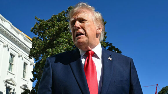 Trump condena ataque al aeropuerto de Riad que dejó 12 muertos y 309 heridos; analiza intervenir