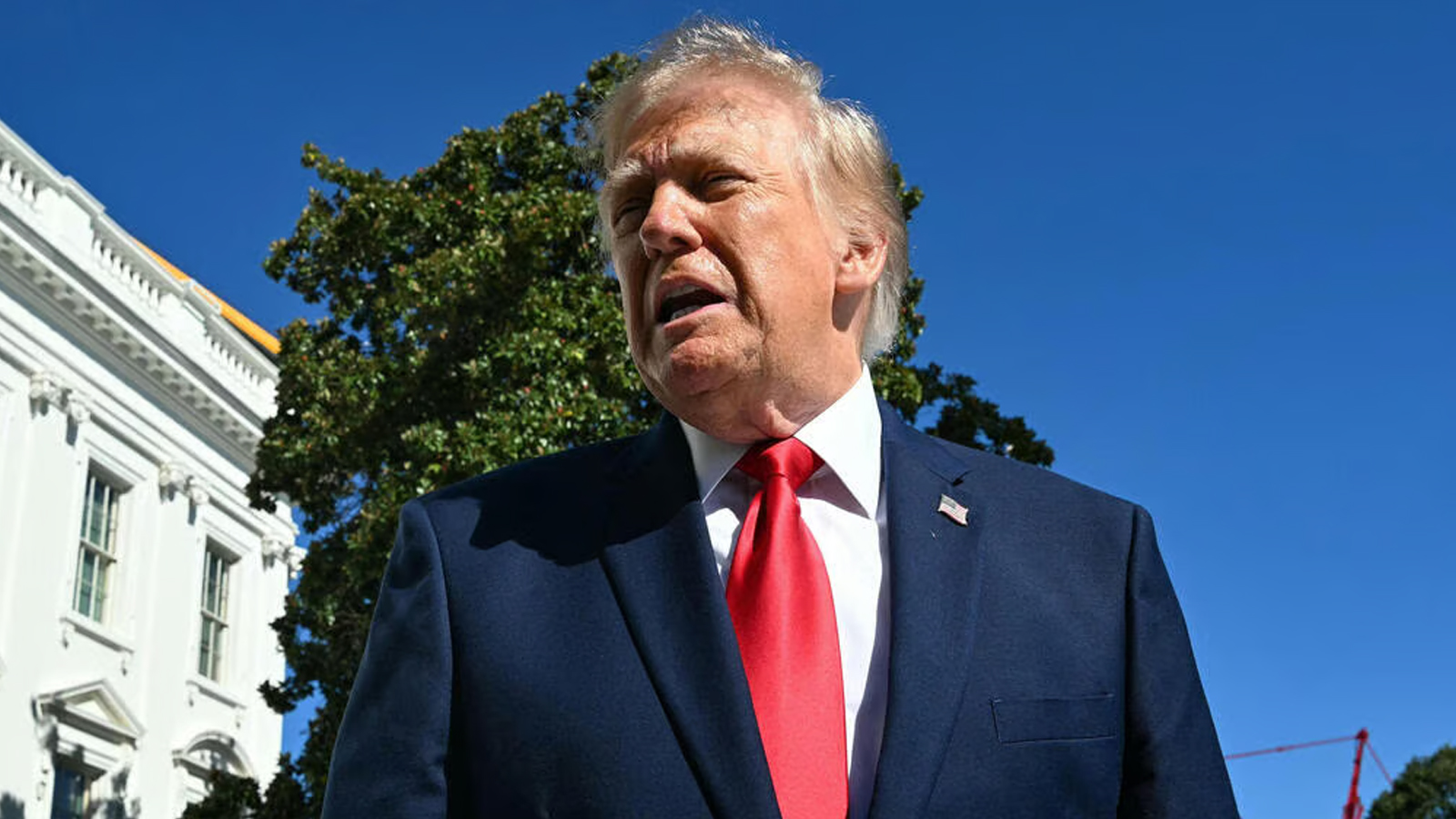 Trump condena ataque al aeropuerto de Riad que dejó 12 muertos y 309 heridos; analiza intervenir