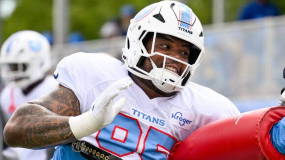 Titans dan de baja a Jordan Elliott por intentar agredir a compañero con arma de fuego tras pelea