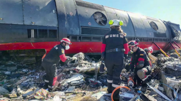 “Todo mundo salió volando”: sobrevivientes narran el horror del choque de trenes en España