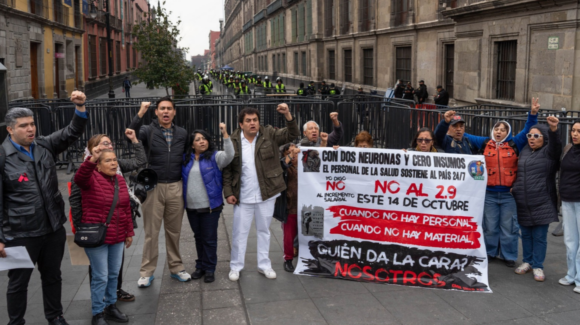 Trabajadores del IMSS entregan pliego petitorio en Palacio Nacional; acusan despliegue policiaco