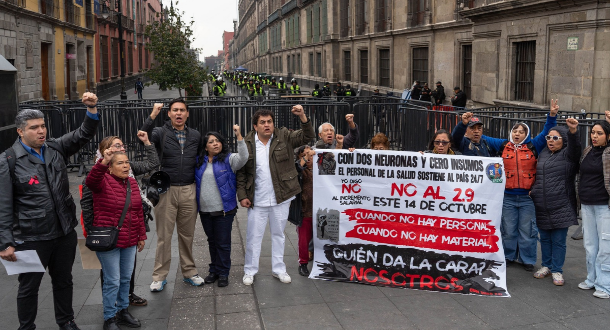 Trabajadores del IMSS entregan pliego petitorio en Palacio Nacional; acusan despliegue policiaco