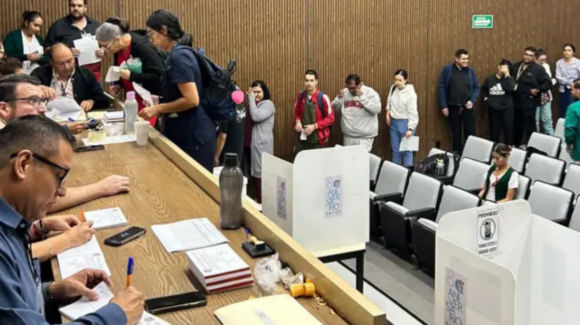 Trabajadores del IMSS votan aumento salarial de 6.8%; reportan 10 incidencias en la consulta