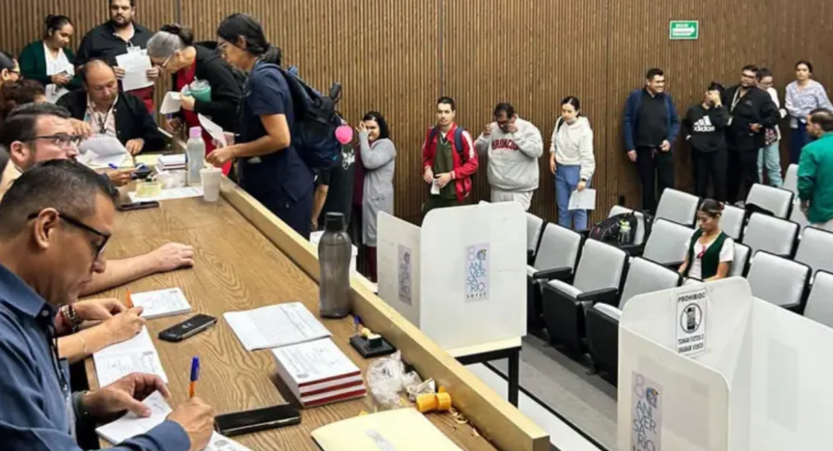 Trabajadores del IMSS votan aumento salarial de 6.8%; reportan 10 incidencias en la consulta