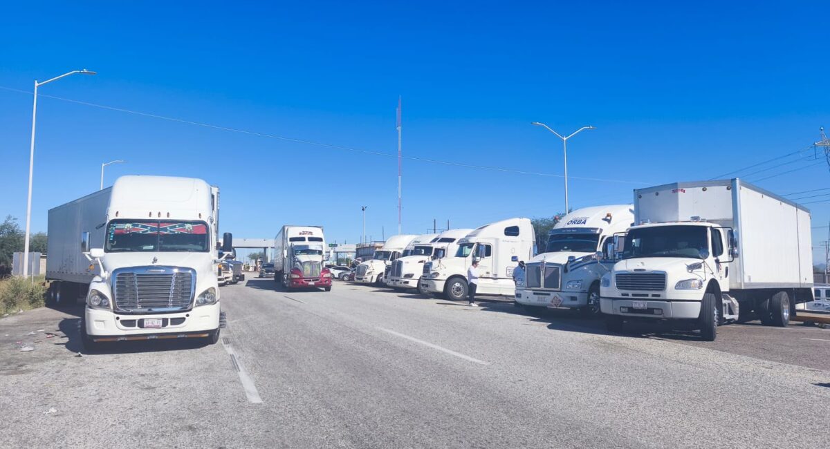 Transportistas se manifiestan en la caseta a Nogales en Hermosillo este lunes por la inseguridad en las carreteras