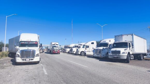 Transportistas se manifiestan en la caseta a Nogales en Hermosillo este lunes por la inseguridad en las carreteras