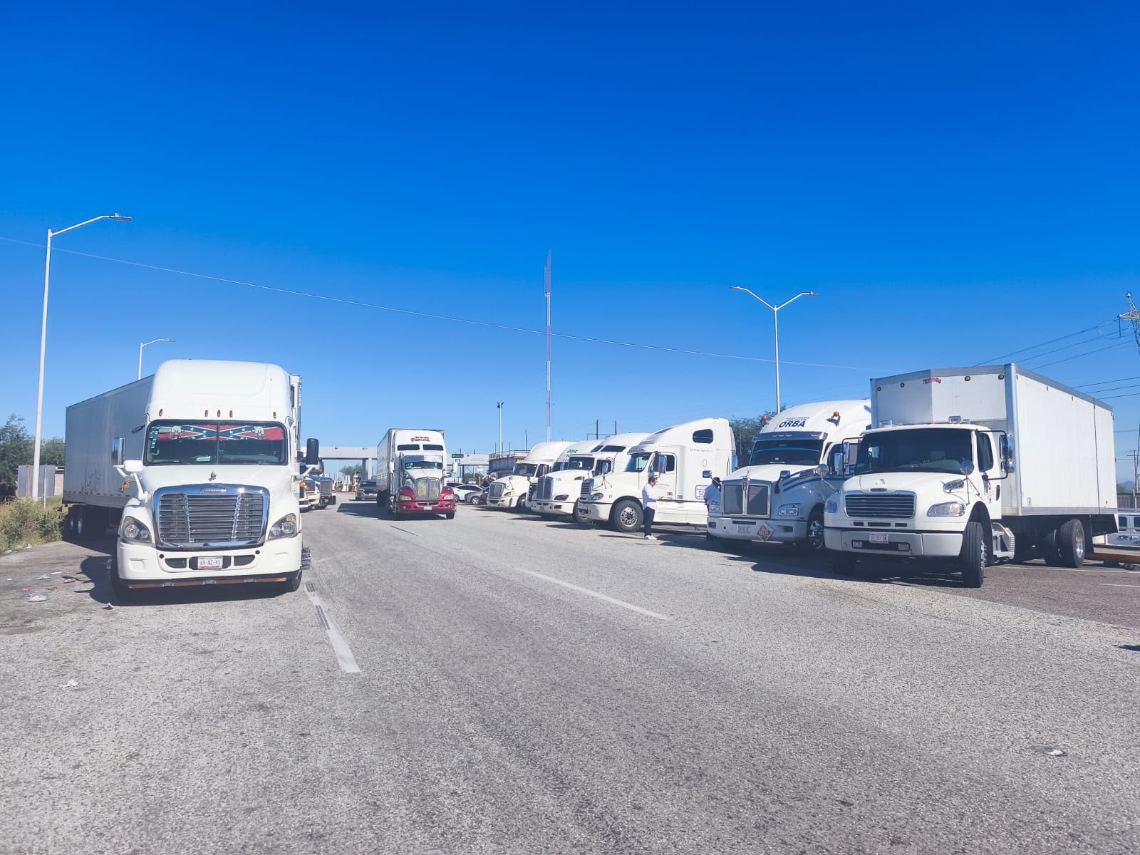Transportistas se manifiestan en la caseta a Nogales en Hermosillo este lunes por la inseguridad en las carreteras