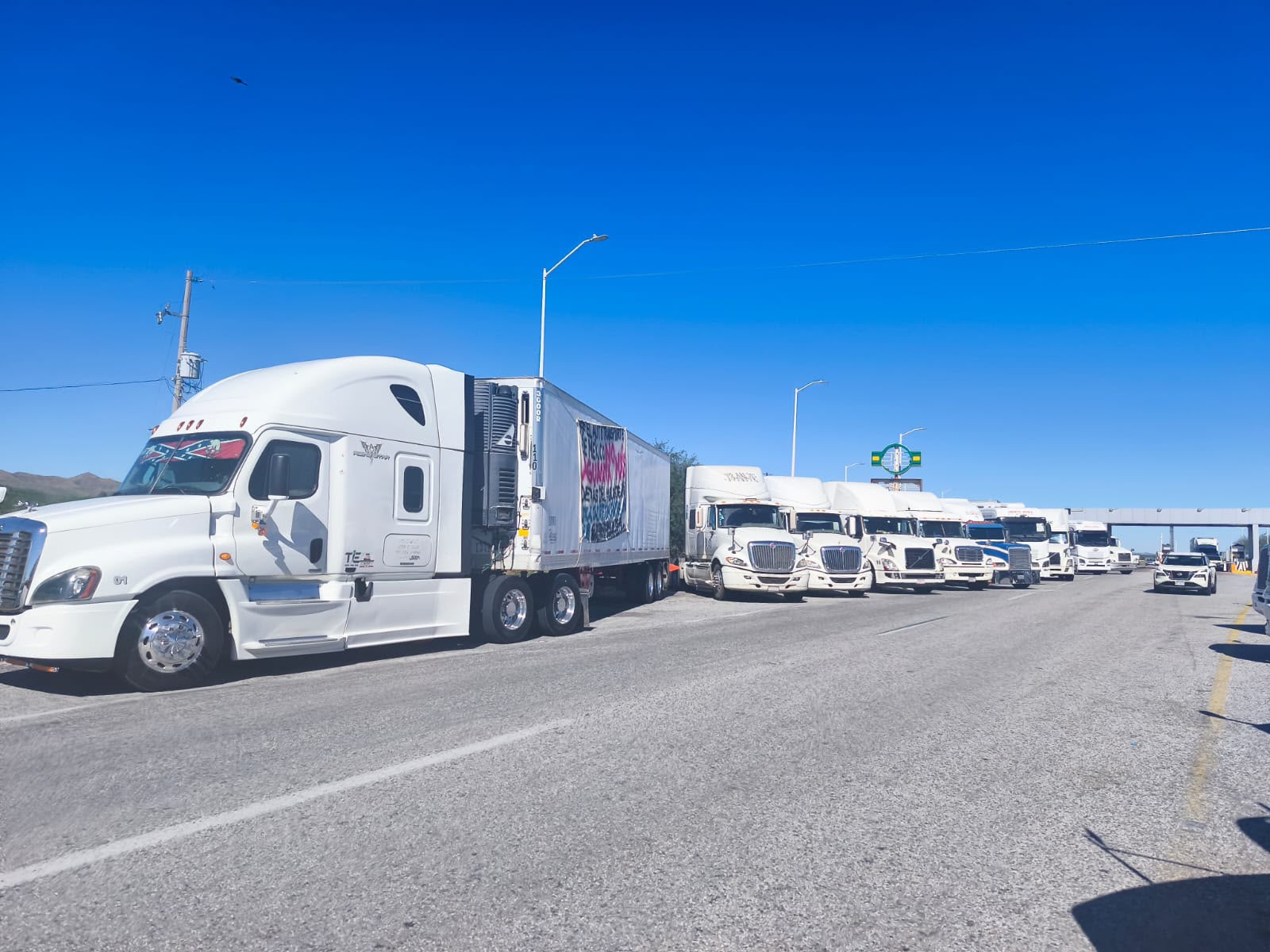 Transportistas se manifiestan en la caseta a Nogales en Hermosillo este lunes por la inseguridad en las carreteras