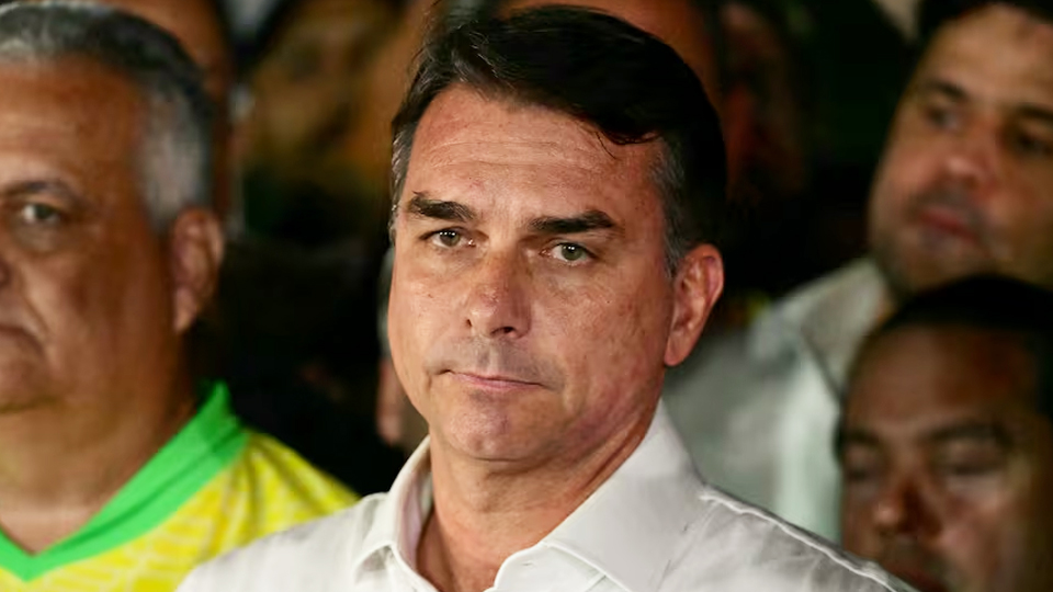 Tras perder elecciones, prohíben a Flávio Bolsonaro salir de Brasil por investigación en su contra