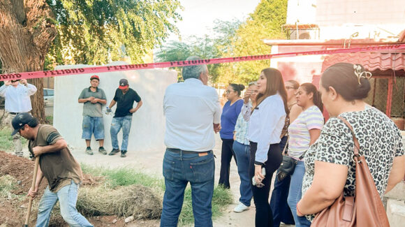 Tras protestas de padres de familia, inician reparaciones de drenaje en escuela Luis Encinas