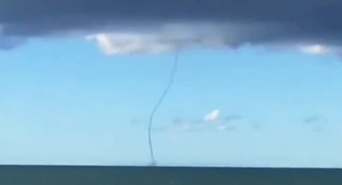 Tromba marina se forma frente a Puerto Libertad, Sonora; el momento quedó grabado en video