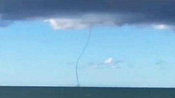 Tromba marina se forma frente a Puerto Libertad, Sonora; el momento quedó grabado en video