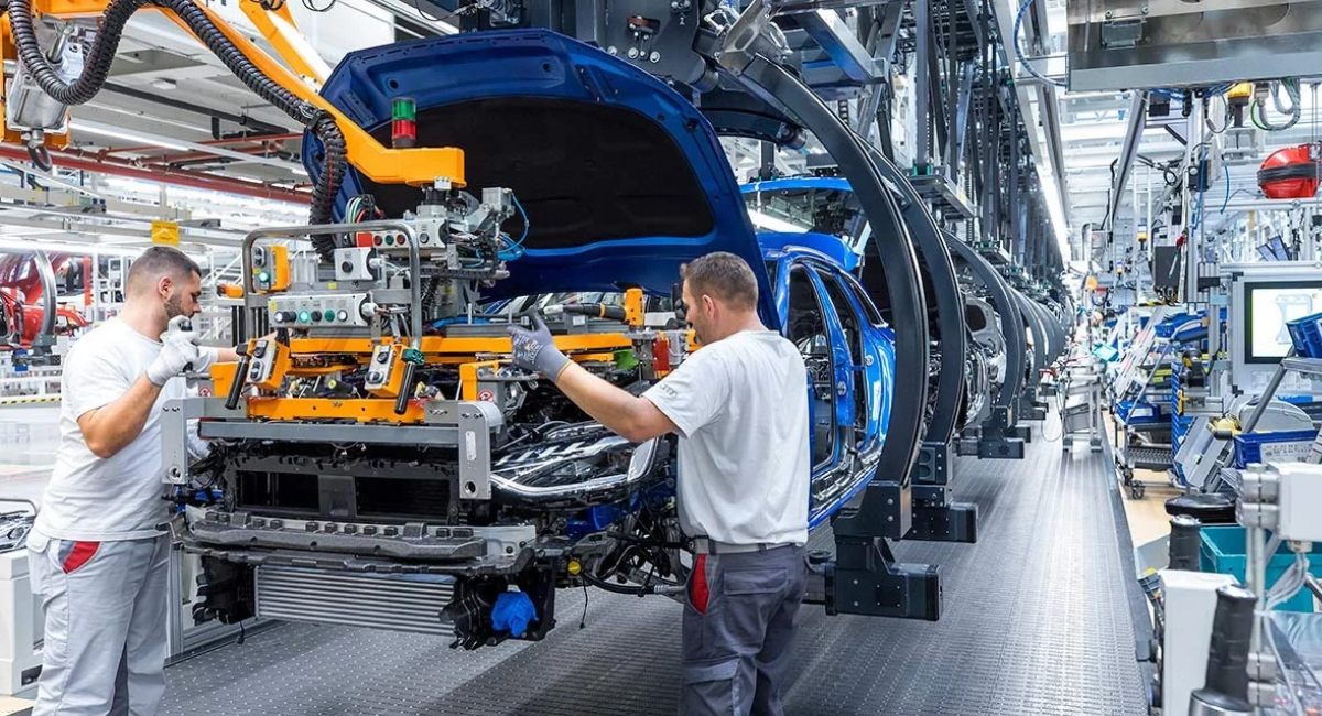 Trump amenaza con imponer nuevos aranceles a los automóviles fabricados fuera de EU