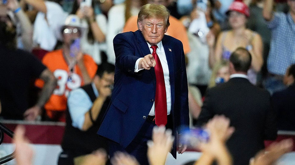 “Me encantó”: Trump elogia a simpatizante por golpear a manifestante durante mitin en Carolina del Sur
