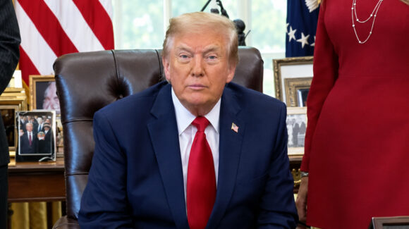 Trump ofrece ayuda a Rusia por caso de peste pulmonar y descarta que se trate de un arma biológica
