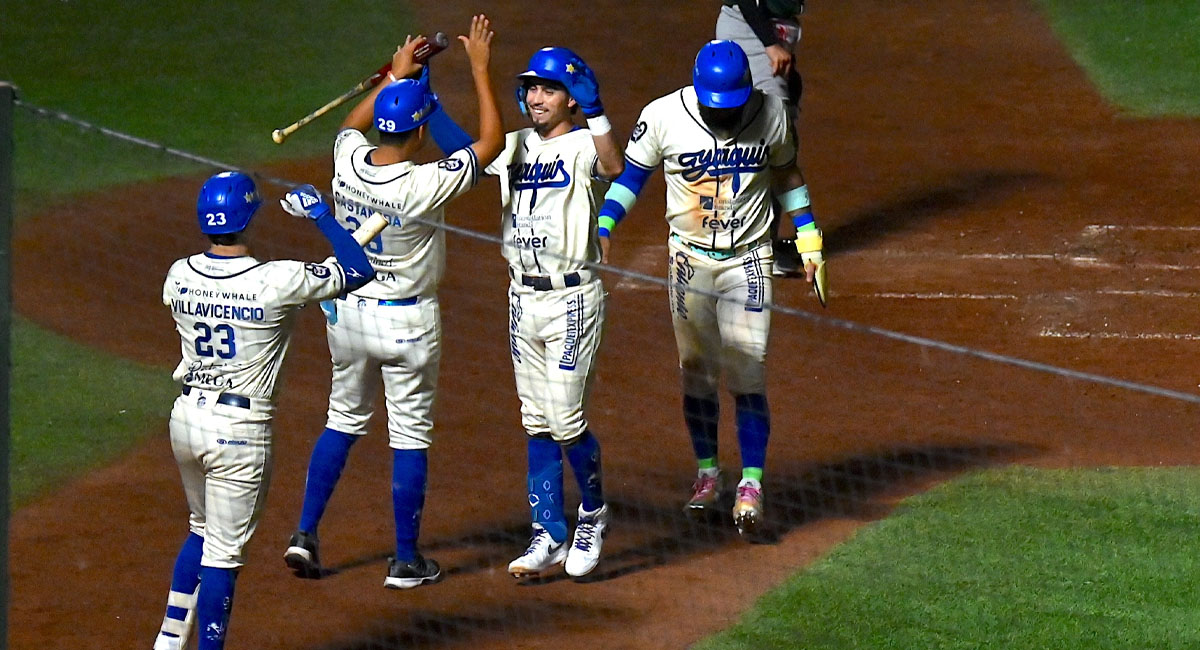 Marco Vargas es felicitado después de conectar su jonrón