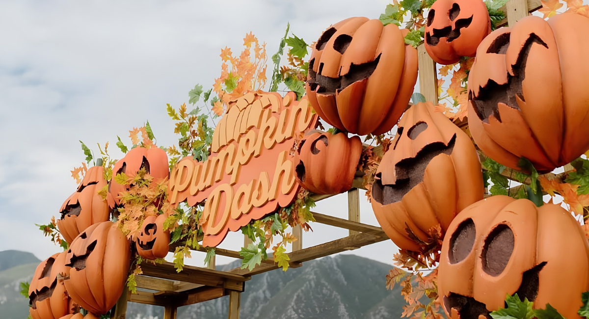 VIDEO: Tractor fuera de control destruye escenografía del festival 'Pumpkin Dash' en Monterrey