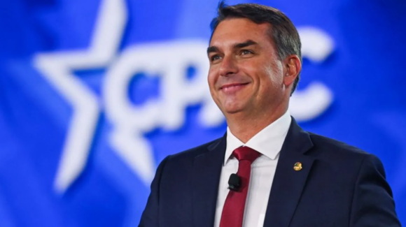 “Vamos a poner fin a la era del PT”: Flávio Bolsonaro gana primera vuelta en Brasil y reta a Lula
