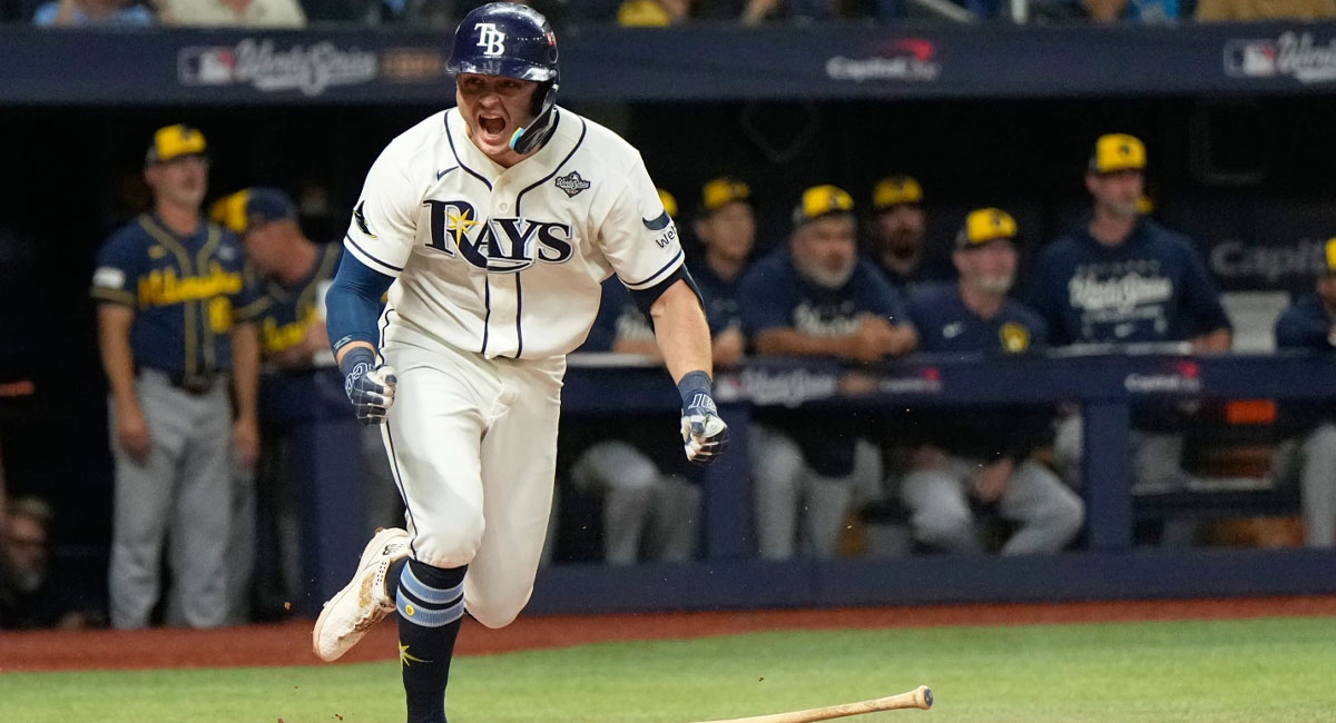 Williamson celebra su batazo ganador