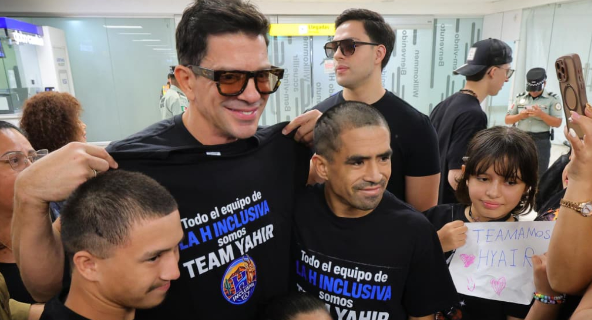 Yahir posa con sus fans