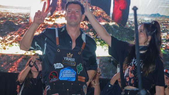 Yahir recibe reconocimiento como Sonorense Distinguido por parte de ‘Toño’ Astiazarán en el Parque Madero