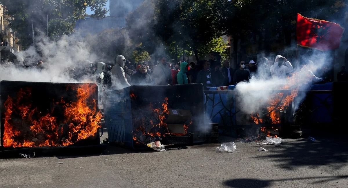 Italia y Albania enfrentan una ola de protestas y violencia