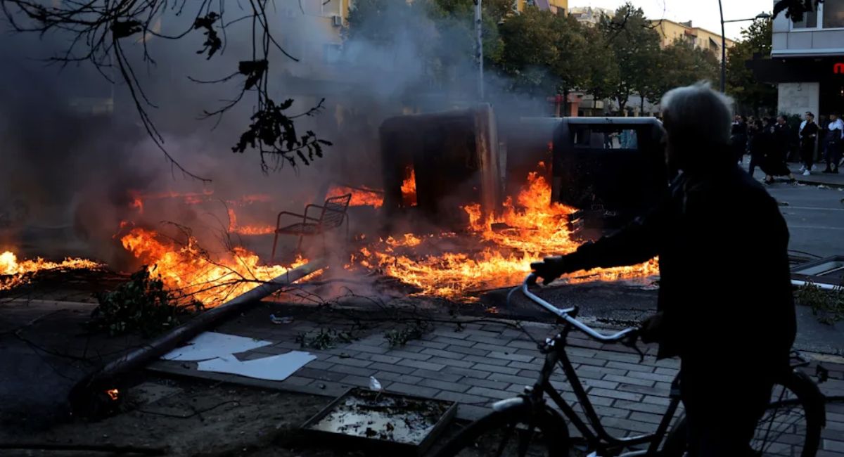 Protestas por el costo de vida y la represión policiaca desatan disturbios en Italia y Albania