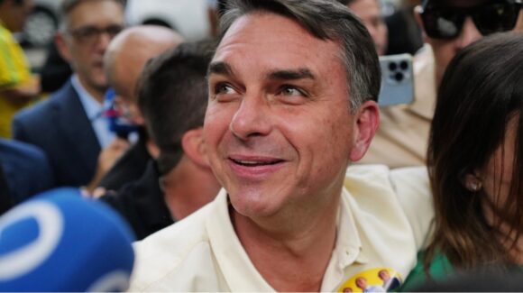 Afirman que Flávio Bolsonaro cruzó a Argentina y voló a Ecuador: Su destino final sigue sin confirmarse