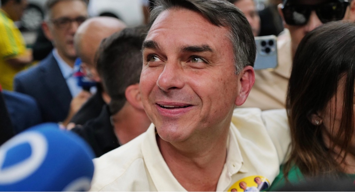 Afirman que Flávio Bolsonaro cruzó a Argentina y voló a Ecuador