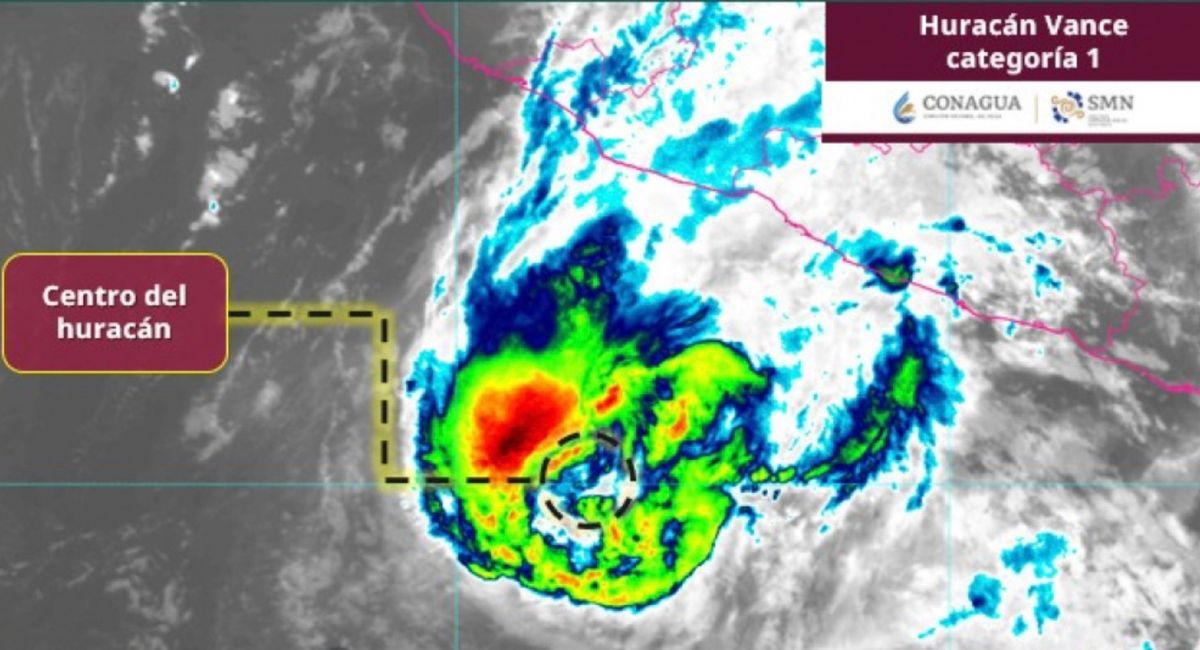 Huracán 'Vance' cambia de intensidad y mantiene el riesgo en cuatro estados