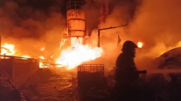 ¿Qué pasó en Tláhuac HOY? Incendio en predio industrial moviliza a cuerpos de emergencia