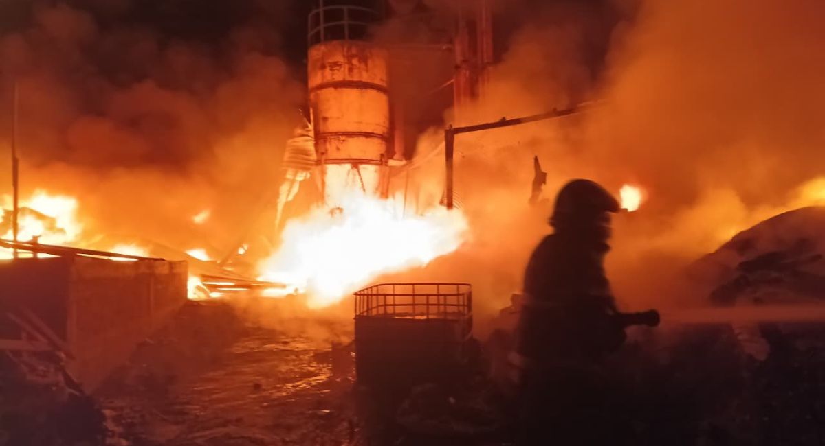 Incendio en predio industrial moviliza a cuerpos de emergencia