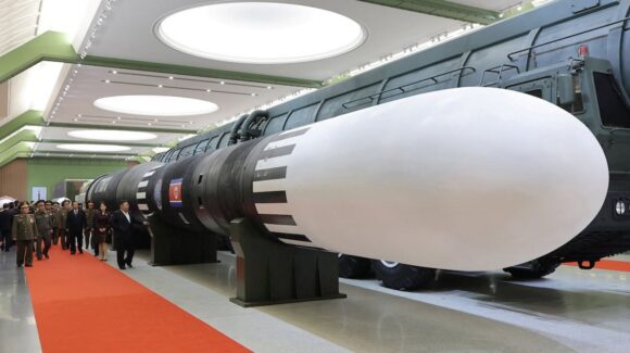 Kim Jong-un presenta un misil intercontinental capaz de llegar a EU antes de una posible cumbre con Trump
