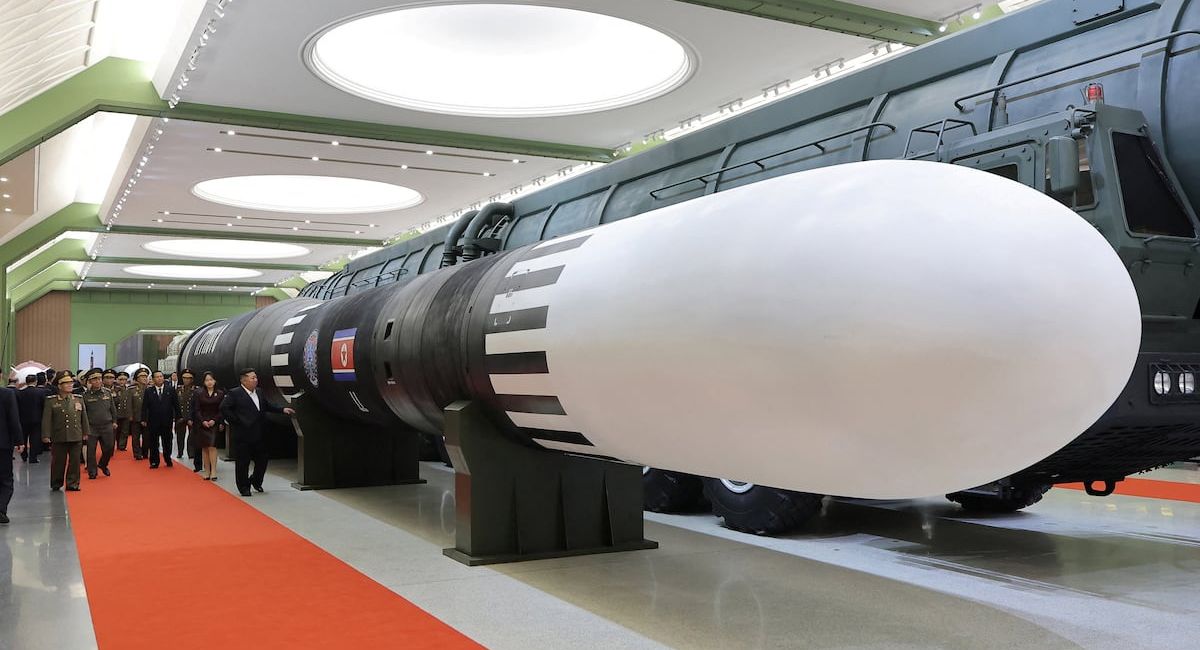 Corea del Norte prueba misiles y exhibe armamento antes de una posible reunión