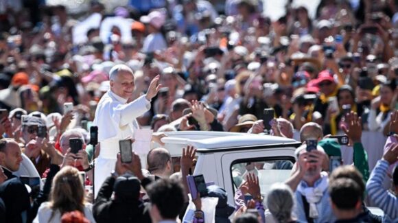 VIDEO: Desde el papamóvil, León XIV saluda a fieles en el Vaticano HOY; retoma audiencias tras su cirugía