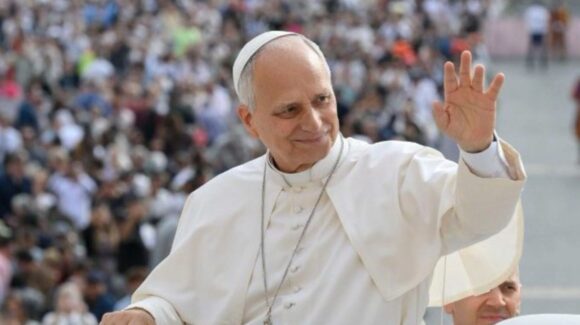Papa León XIV pasa una noche tranquila tras cirugía por cáncer de pulmón; ¿Qué se sabe de su salud?