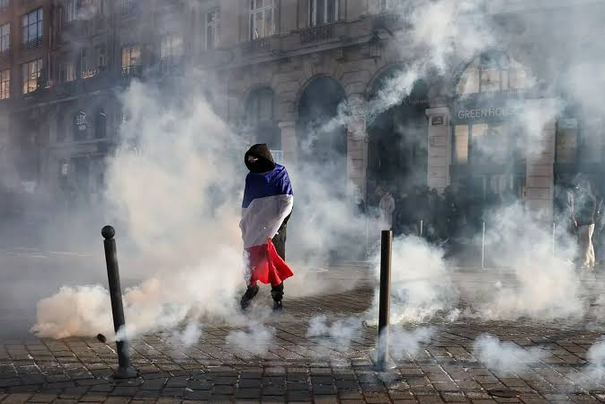 Incendios y saqueos durante jornada de protestas en Francia