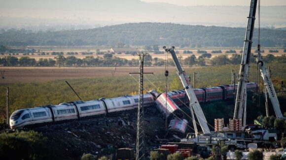 SRE mantiene búsqueda de un mexicano tras choque de trenes en Toledo; 7 connacionales ya fueron dados de alta