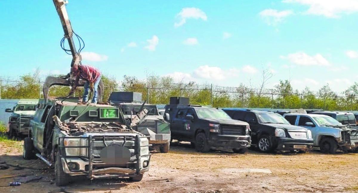 Investigan red de tráfico de vehículos robados de Texas a México